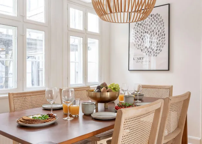 Stylish On Lively Street In Downtown *
