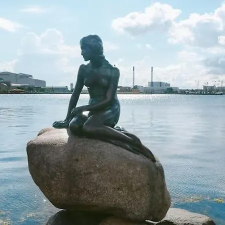 Stylish On Lively Street In Downtown *