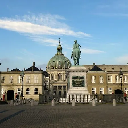Stylish On Lively Street In Downtown Διαμέρισμα