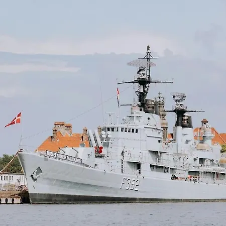 Stylish On Lively Street In Downtown Διαμέρισμα