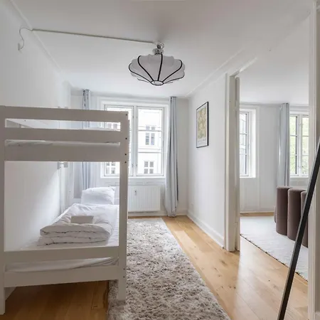 Apartment Stylish On Lively Street In Downtown *