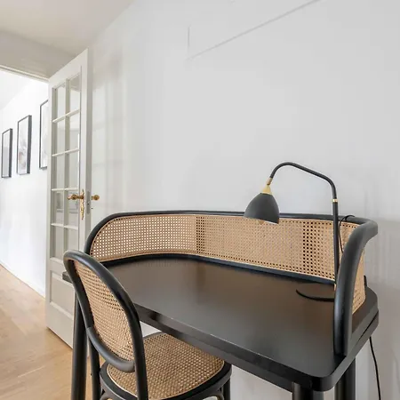 Stylish On Lively Street In Downtown *