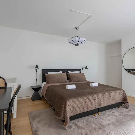 Stylish On Lively Street In Downtown Διαμέρισμα