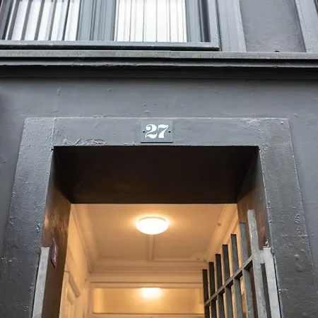Stylish On Lively Street In Downtown Apartamento