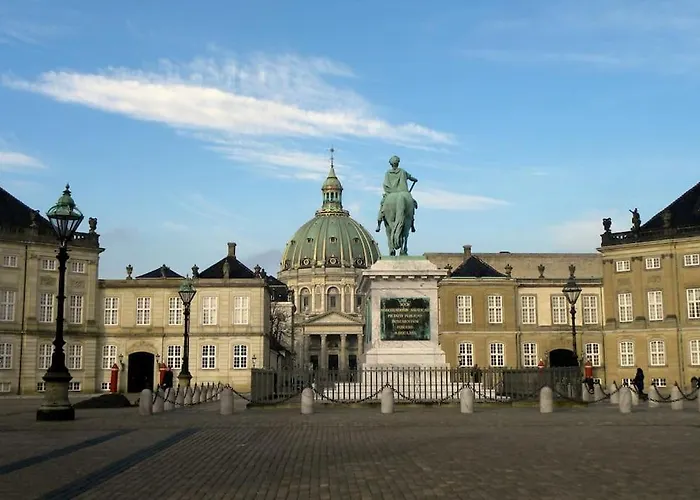 Stylish On Lively Street In Downtown Lejlighed