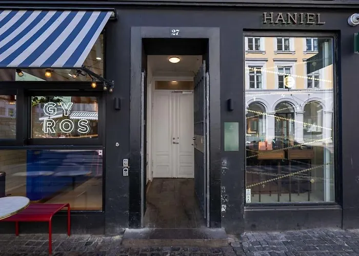 Stylish On Lively Street In Downtown Lejlighed