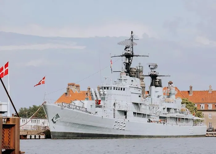 Stylish On Lively Street In Downtown Lejlighed