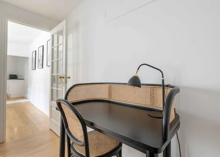 Stylish On Lively Street In Downtown *