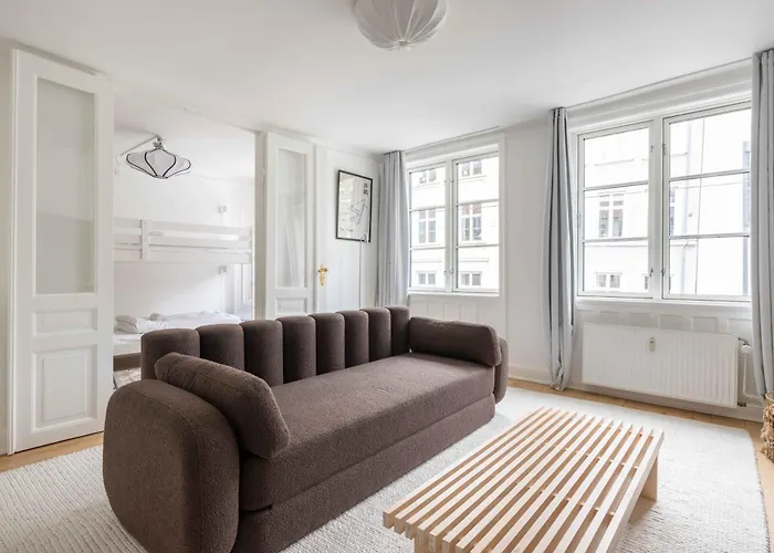 Stylish On Lively Street In Downtown Lejlighed *