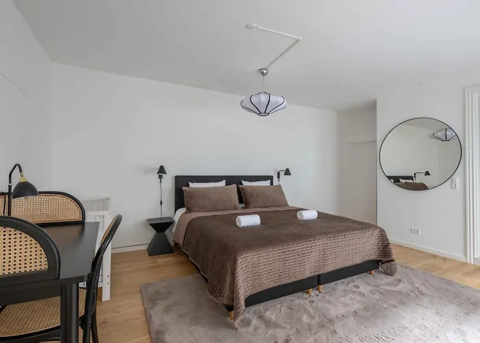 Stylish On Lively Street In Downtown Lejlighed