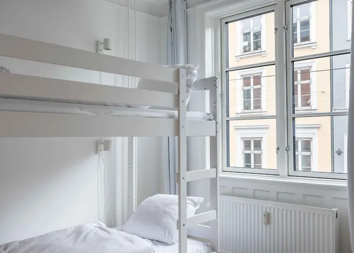 Stylish On Lively Street In Downtown Lejlighed *