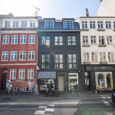 Stylish On Lively Street In Downtown Apartman *