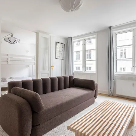 Stylish On Lively Street In Downtown Apartman *