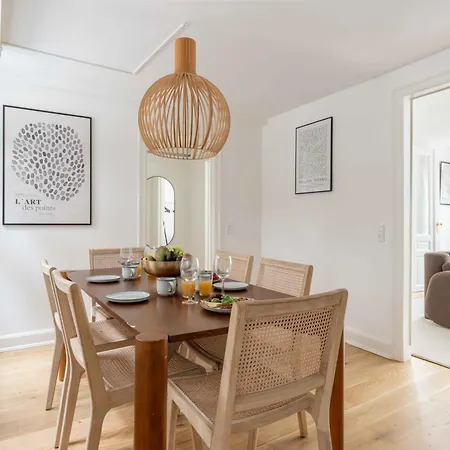 Apartman Stylish On Lively Street In Downtown