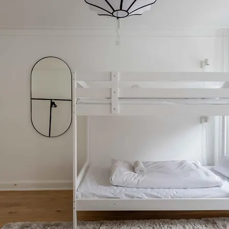 Stylish On Lively Street In Downtown Apartman *