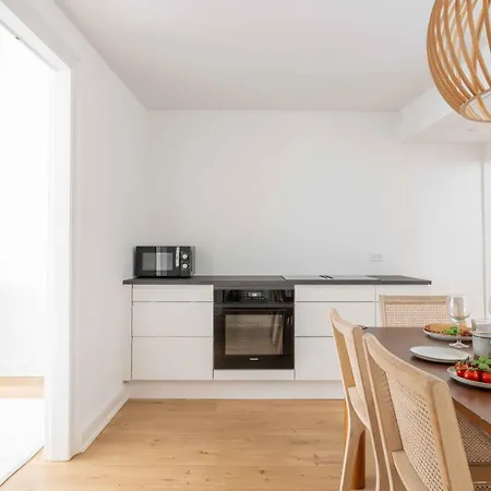 Apartman Stylish On Lively Street In Downtown