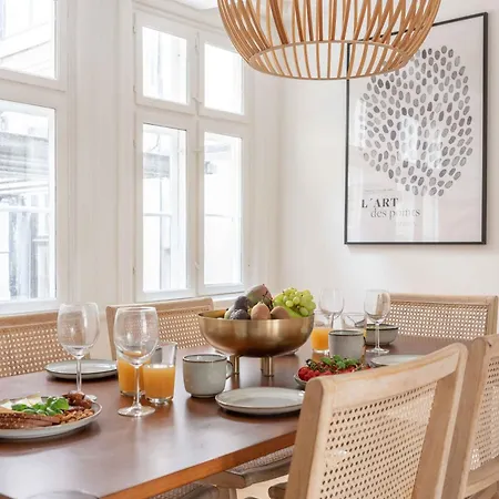 Stylish On Lively Street In Downtown *
